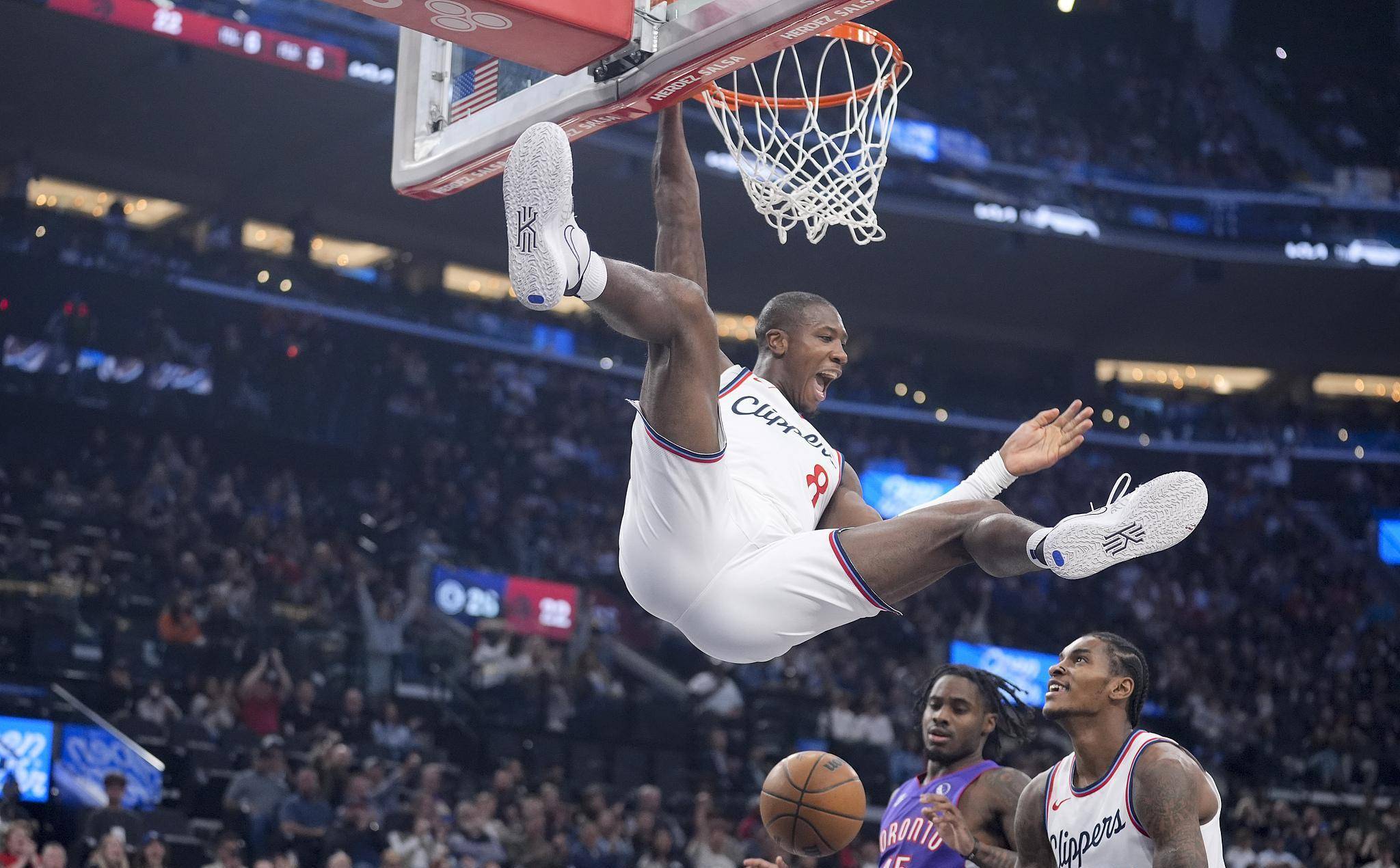 开云首页体验-包含斯图加特训练开放日，关键时刻篮板制胜引欢呼，NBA常规赛在即，更衣室氛围转暖的词条