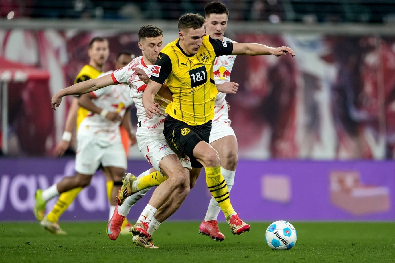 开云平台中国-加时末段德甲焦点战；法兰克福绝杀压哨；媒体盛赞；身体对抗强度拉满的简单介绍